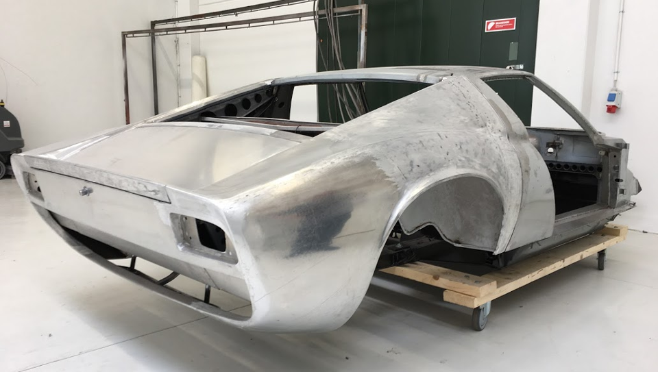 Den klassiske sportsvogn Lamborghini Miura under total restaurering hos AH Autolakering