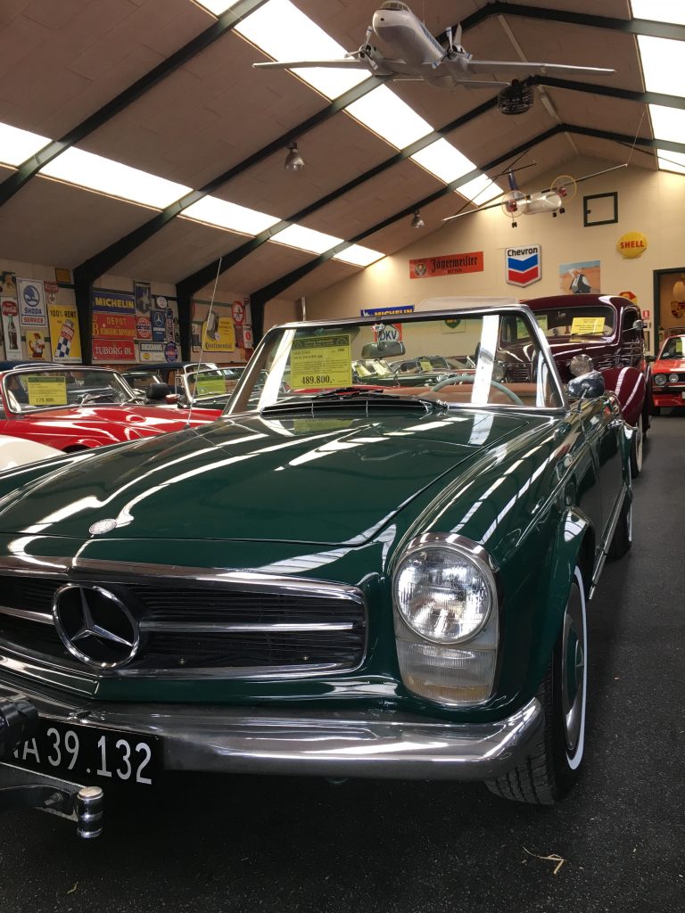 Mercedes Pagode er et eksempel på en klassiker som er steget meget i værdi de seneste år. Står hos Læborg Autohandel. Se marekdspladsen hos Suitrace.com for klassiske biler til salg 